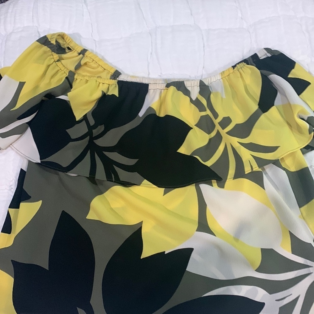 EUC Bailey 44 cold shoulder top